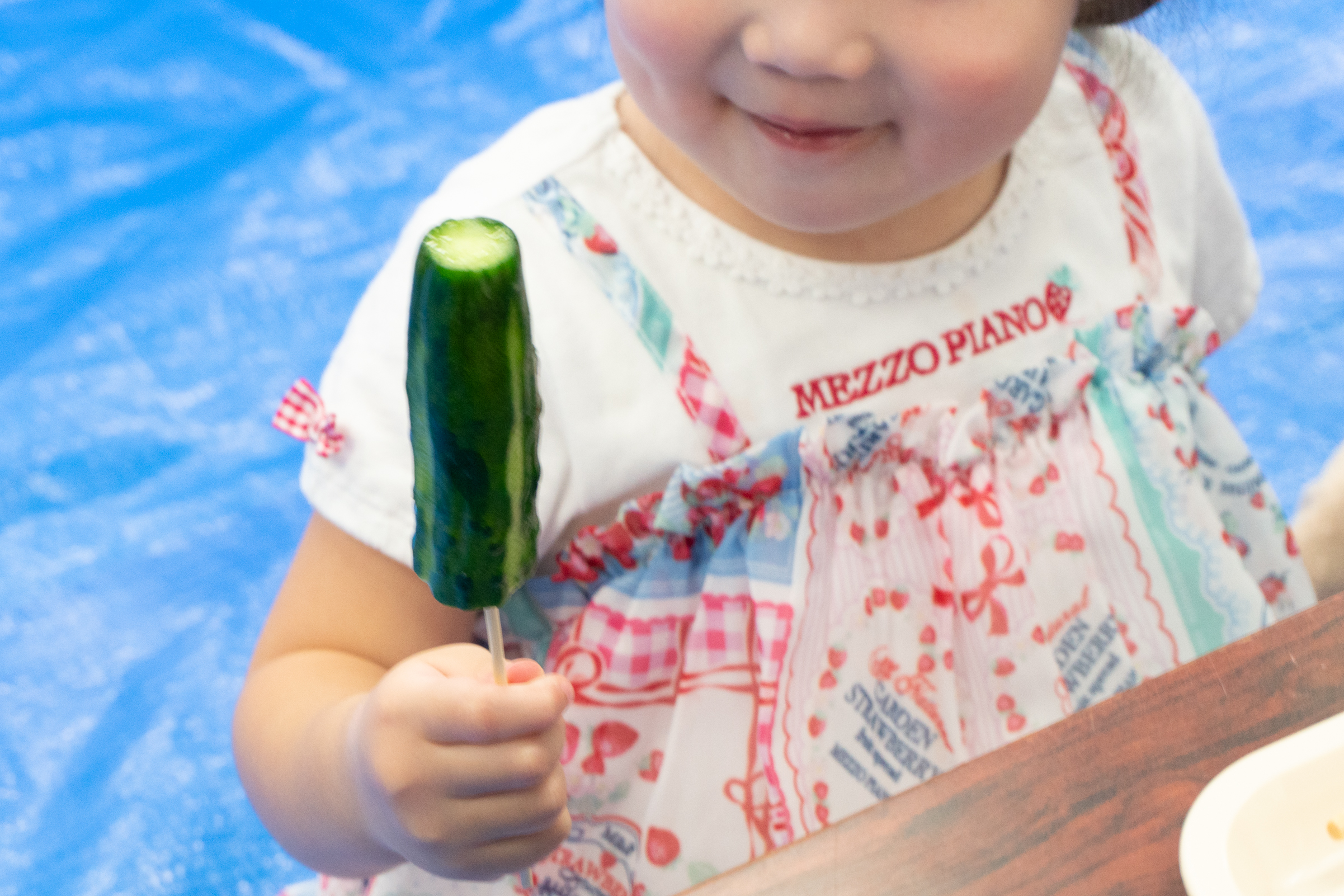 キュウリを手にする子ども